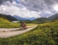 Die Schweiz ist mit ihren vielen spektakulären Strecken durchs Hochgebirge wie hier im Viamala in Graubünden­ ein Top-Revier für Touren mit dem Allround-Bike.