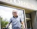 Seit 30 Jahren in München präsent: Markus Storck vor Geschäft in der Ottostraße