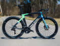 Die Rennmaschine wurde in Zusammenarbeit mit den Aero-Experten von Swiss Side entwickelt und will das schnellste Rennrad im Profi-Peloton sein.