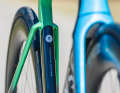 Das Aero-Tuning soll gegenüber dem RCR, das bisherige Arbeitsgerät beim World-Tour-Team Decathlon AG2r La Mondiale, einen Vorteil von fast 14 Watt bringen.
