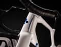 Die vor das Steuerrohr verlegte Gabel erinnert an das Cervélo S5.