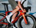 Die neue Generation des Cervélo S5 ist nun auch offiziell im Handel, nachdem Jonas Vingegaard & Co. den Boliden bereits vor mehreren Wochen im Renneinsatz hatten.