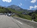 Überall, wo es möglich ist, stehen Autos und Camper am Straßenrand und warten auf die Tour de France Femmes