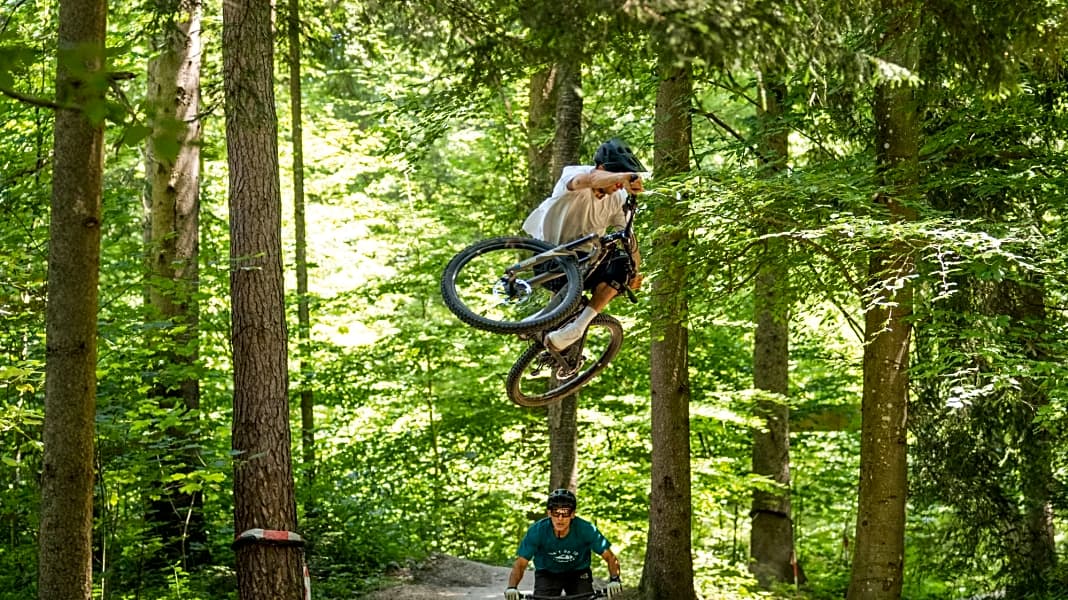 bike-trick-der-euro-table-mit-style-coach-korbi-engstler-bike