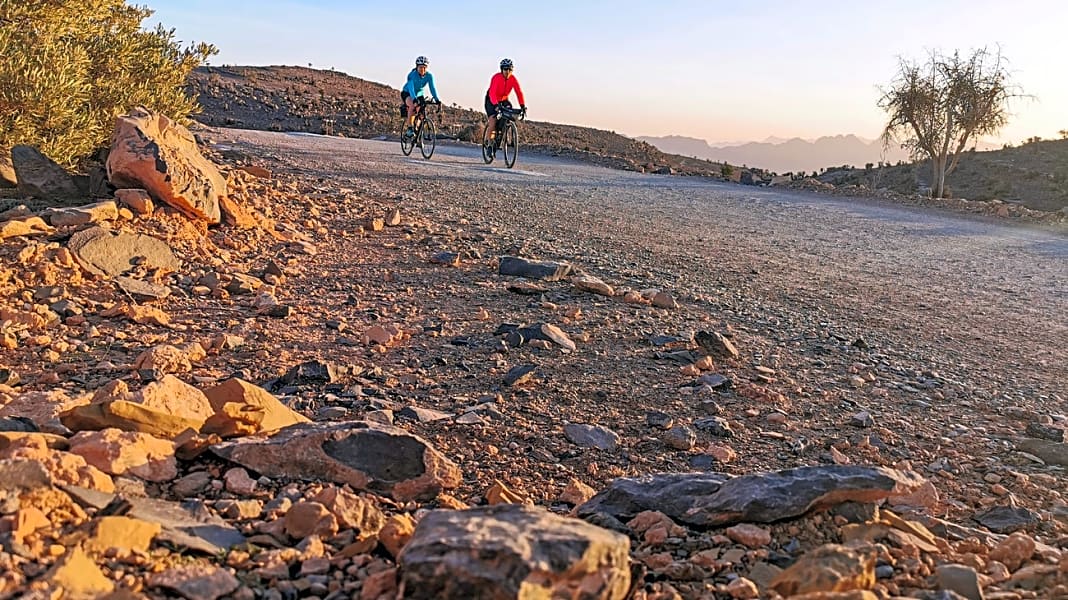 Reise Oman: Bikepacking im Osten der Arabischen Halbinsel - Zwei Frauen radeln durch den Oman