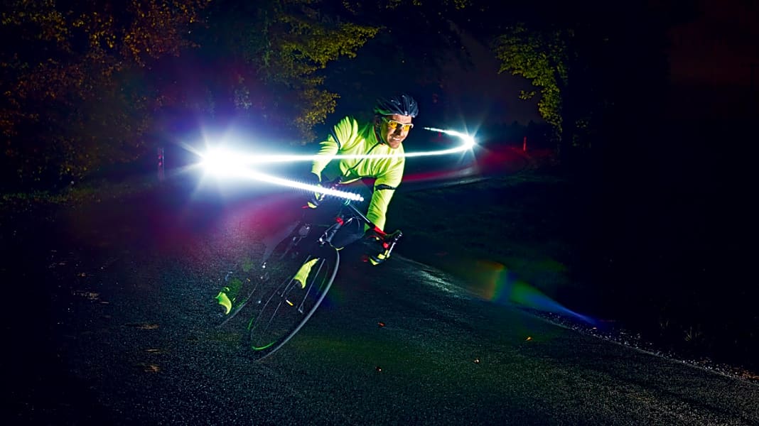 Radfahren bei Dunkelheit: Rennradbeleuchtung & Co.