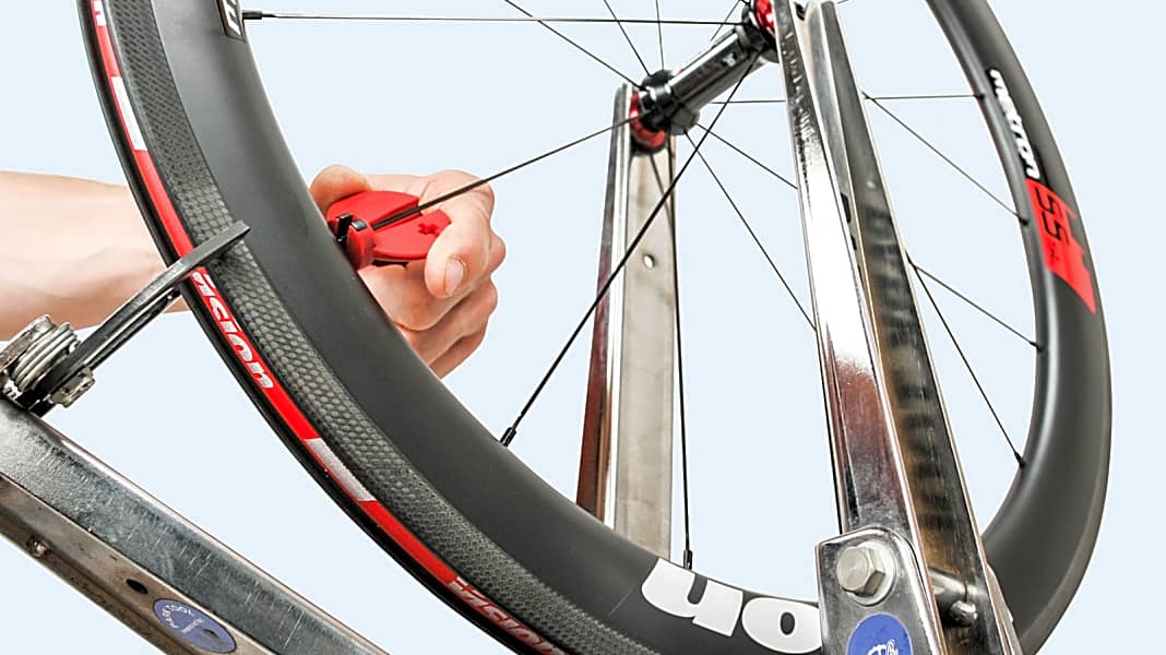 Rennrad-Werkstatt: Speichen spannen|Seitenschläge zentrieren - So spannen Sie die Speichen am Laufrad gleichmäßig