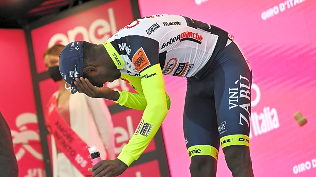 Sektflaschen-Malheur: Etappensieger Girmay verlässt Giro