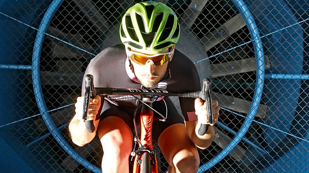 RennradTraining Aerodynamik beim BergabFahren Schneller mit dem Rennrad bergab Windkanal