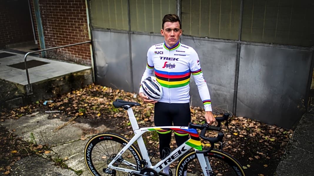 Trek Madone im Weltmeister-Look - Mads Pedersen auf Weltmeisterrad unterwegs