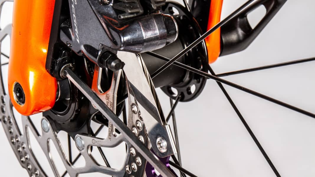 Disc-Bremse schleift: so richten Sie die Bremse am Rennrad richtig aus - Video: Scheibenbremse richtig ausrichten