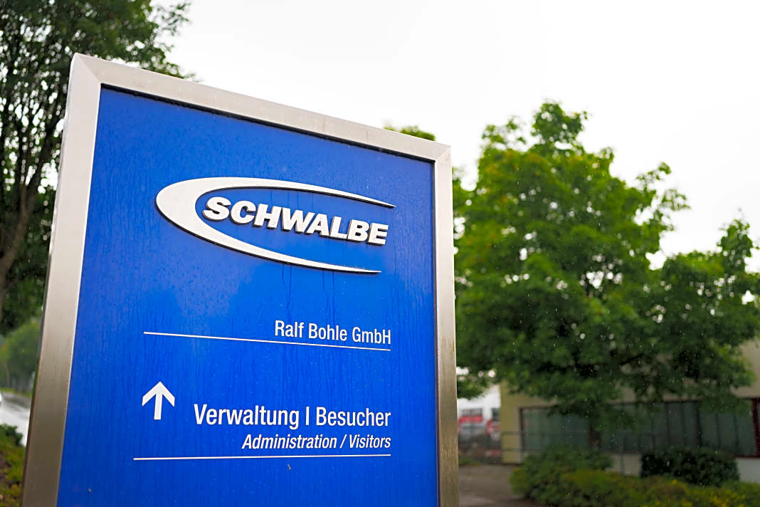 In Reichshof im Bergischen Land findet sich der Hauptsitz von Schwalbe. Dependancen gibt es unter anderem in Großbritannien, den Niederlanden, Frankreich, Italien und Nordamerika.