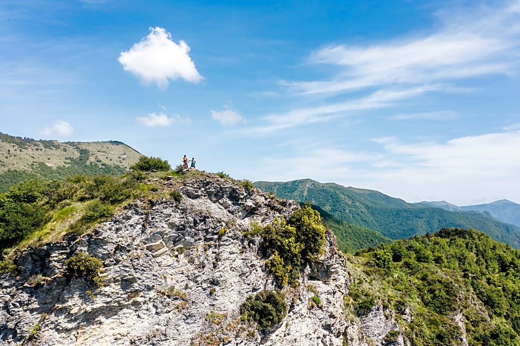 Nach 600 Höhenmetern erreicht man diesen Felsabbruch bei Drego und darf sich über sensationelle Aussicht freuen.