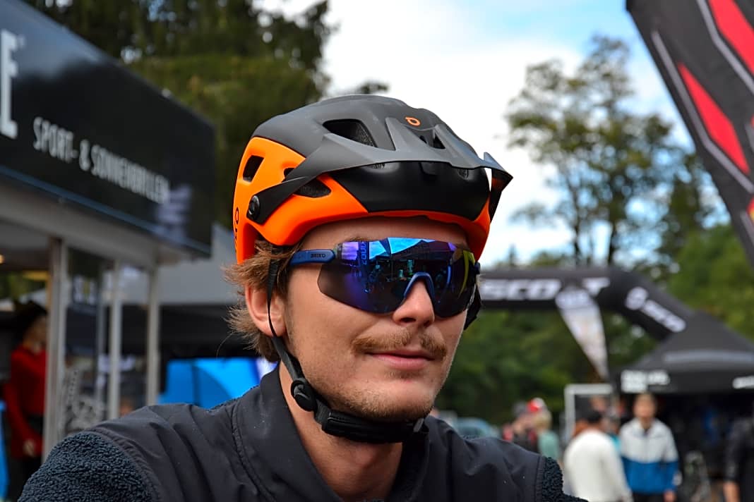 Erst 2023 im Handel und Lucas zeigt ihn uns auf dem BIKE Festival: Den Briko Gibeon MTB-Helm mit der Starlight Sonnenbrille. 