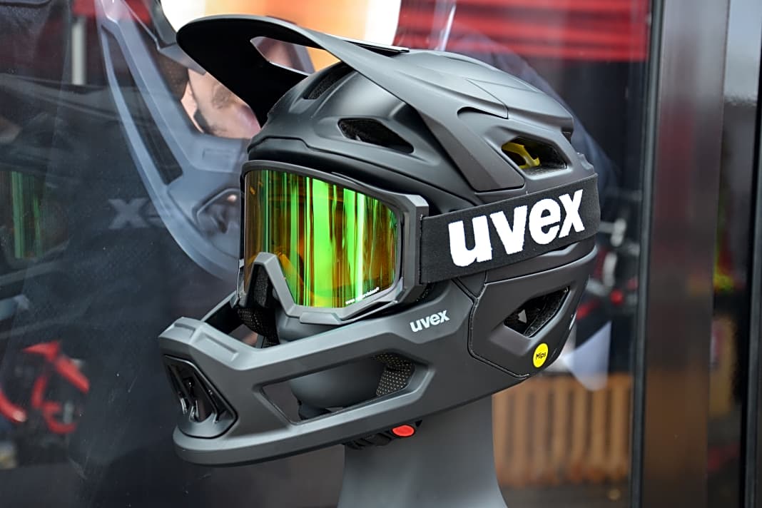 Perfekt bei Sonne und Regen: Der neue Uvex Revolt Fullface-Helm.