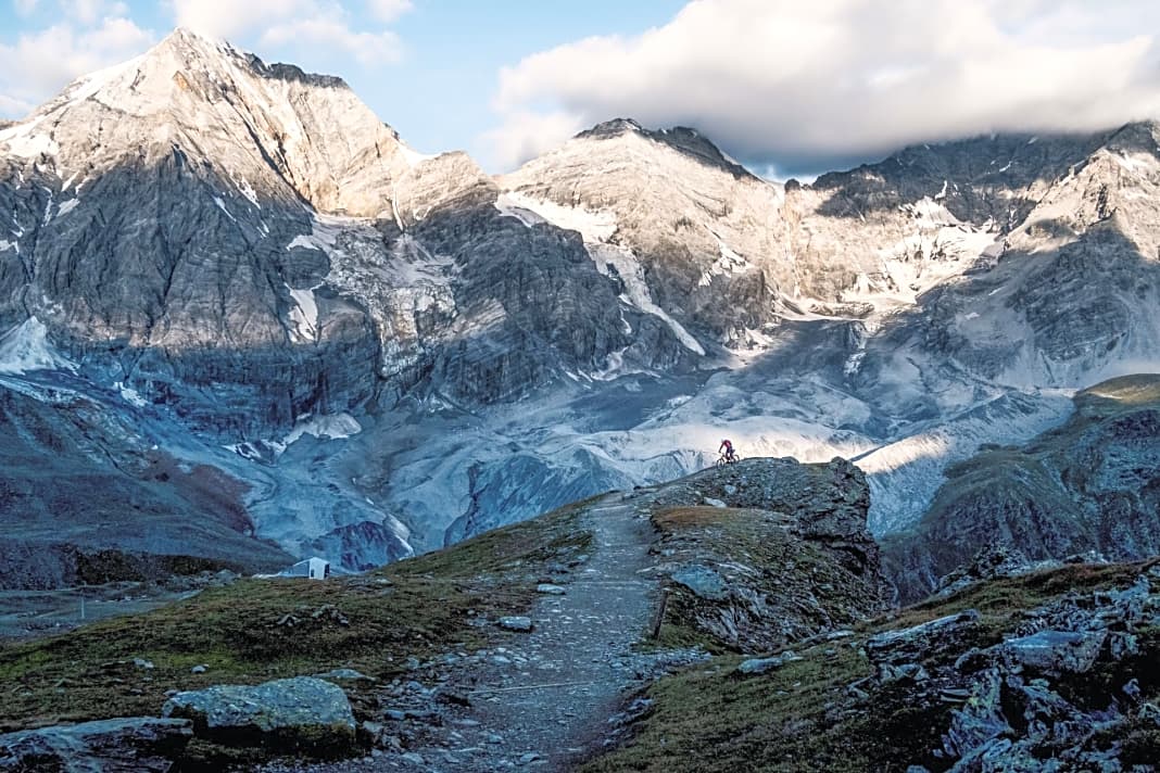 Zwei Weltenbummler entdecken im Corona-Jahr gezwungenermaßen ihre Heimat. Wobei es sicherlich Schlimmeres gibt, als dort gefangen zu sein, wo sich ein Bike-Highlight ans andere reiht: Greta Weithaler und David Niederkofler auf ihrer dreiwöchigen Mission quer durch Südtirol.