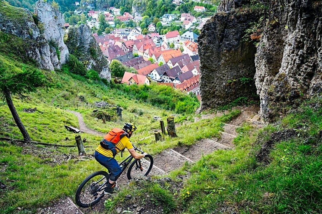 Nürnbergs Klettergarten: Die Fränkische Schweiz ist eine Bilderbuchlandschaft voller Burgen, Fachwerkhäuser und Brauereien – und das Mekka der Freeclimber. Mountainbiker kommen auch, aber sie kriegen nichts geschenkt – es geht zur Sache.