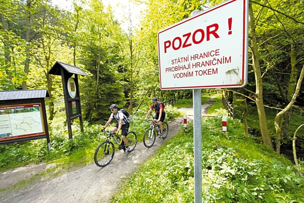 "Pozor!" heißt nicht etwa Grenze, wie man es direkt an der tschechischen Grenze vermuten möchte, sondern "Vorsicht!". Pässe muss man keine vorzeigen.