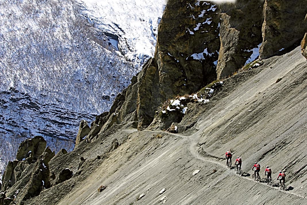 1. Große Himalaya-Durchquerung: Die Tour fängt ganz harm­los an: Vom indischen Shimla kurbelt man durch tausendjährige Wälder. Das Hochtal Spiti mit seinen Klöstern fühlt sich auch noch nach Alpen an. Doch am neunten Tag wird die 4000er-Schallmauer durchbrochen. Dahinter warten sechs Pässe zwischen 4551 und 5650 Metern Höhe (Kardung-La) bis zum Zielort Leh. Insgesamt: 1200 km, 19000 hm in 19 Etappen. Infos: www.mountainbikereisen.ch