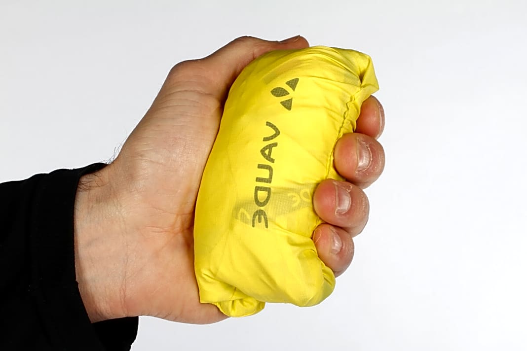Die Kleinste: Die Vaude Air Vest verpackt sich in ihrer eigenen Rücken­tasche und ist anschließend nicht einmal mehr faustgroß. So verschwindet sie selbst in der kleinsten Trikottasche.