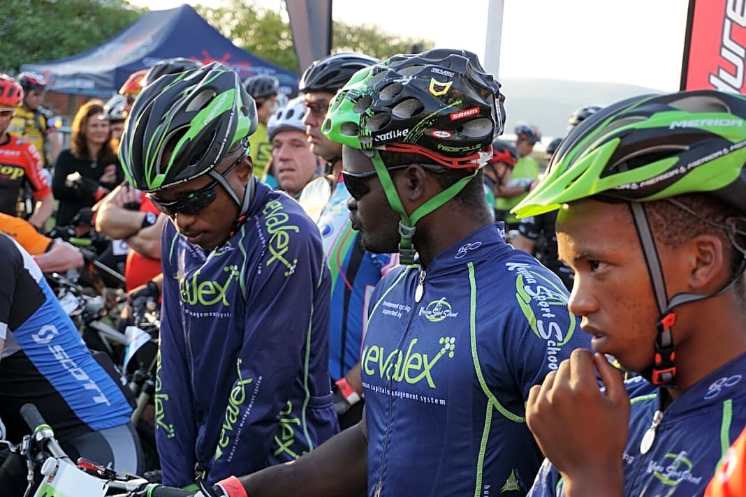 Farbige sieht man bei den Rennen in Südafrika eher selten. Biken ist ein Sport der Besserverdiener. Doch es gibt immer mehr Förderprogramme, um auch Jugendlichen aus sozial schwachen Schichten den Sport zu ermöglichen. Diese Jungs hier starten zum Beispiel für die Knysna Sport School, die von zahlreichen Sponsoren unterstützt wird.