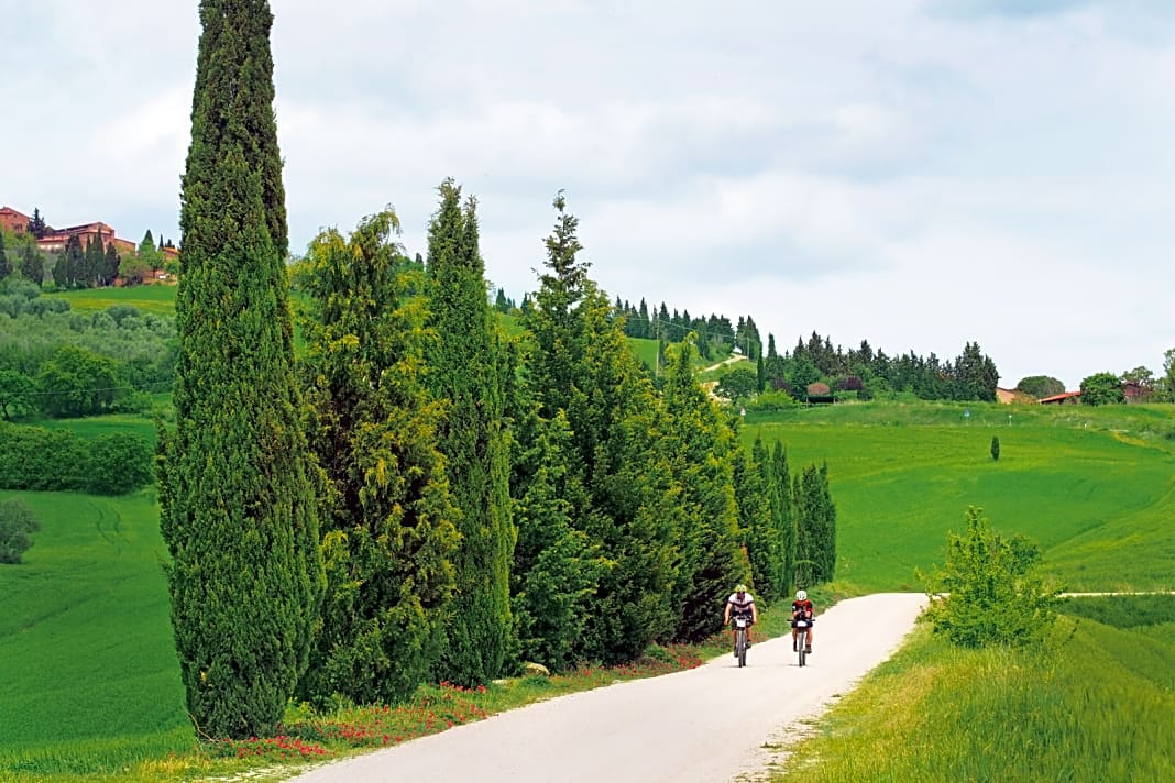 Breit, seicht und leuchtend weiß: Die Strada-Bianca- genannten Schotterpisten sind typisch für die Toskana und überaus freundlich zu den Reifen.