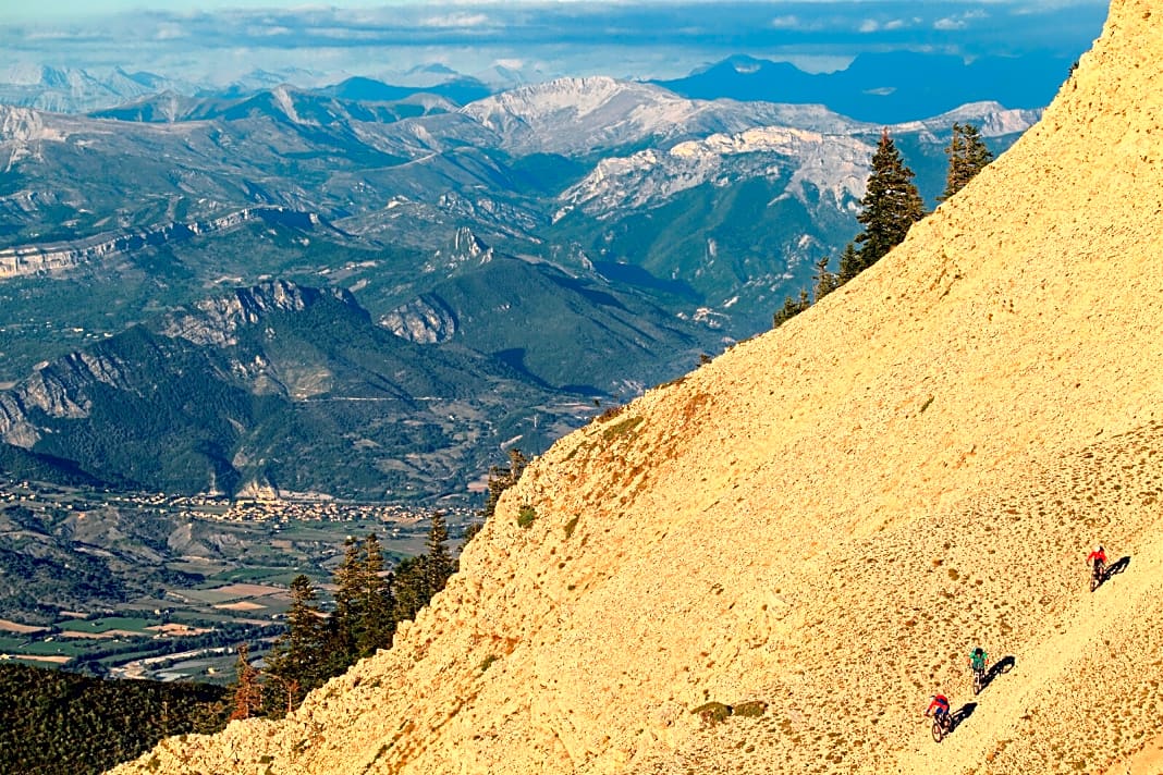 Der Enduro-Trail vom Montagne de Lure hinunter: Auf 1000 Höhenmetern haben Locals hier eine spaßige Spur in den Fels gezogen.