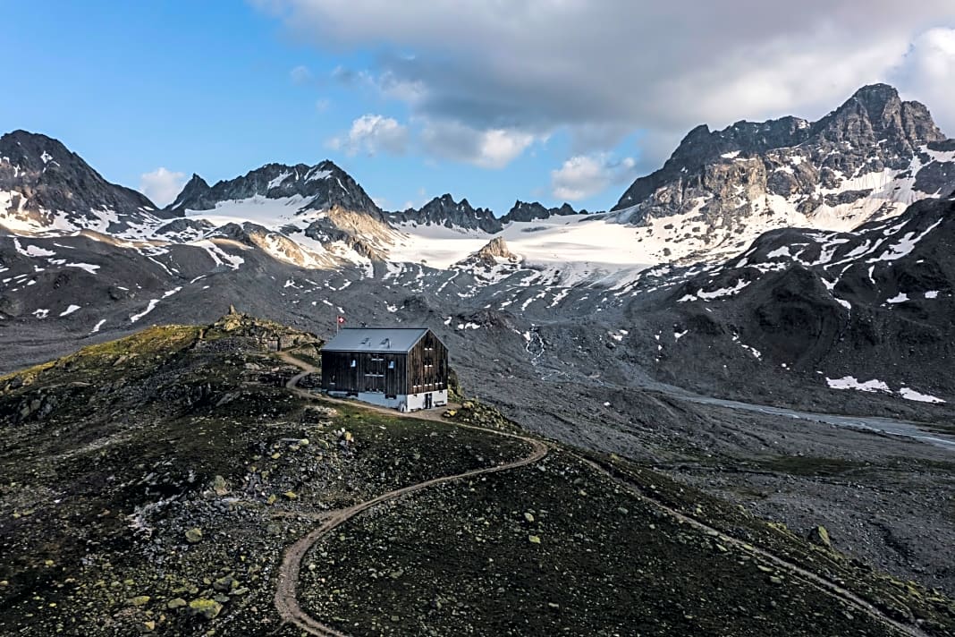 Grandiose Alpenarena: Die Kesch-Hütte liegt auf 2625 Meter am Fuße des Piz Kesch und des Porchabella-Gletschers.