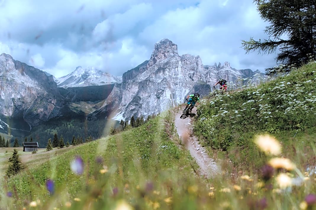 Mit Alta Badia hat der Herrgott offensichtlich schon mal fleißig fürs himmlische Paradies geübt. Wir haben die Südtiroler Region auf Touren erkundet, auf denen menschlich wenig, dafür landschaftlich umso mehr los ist.