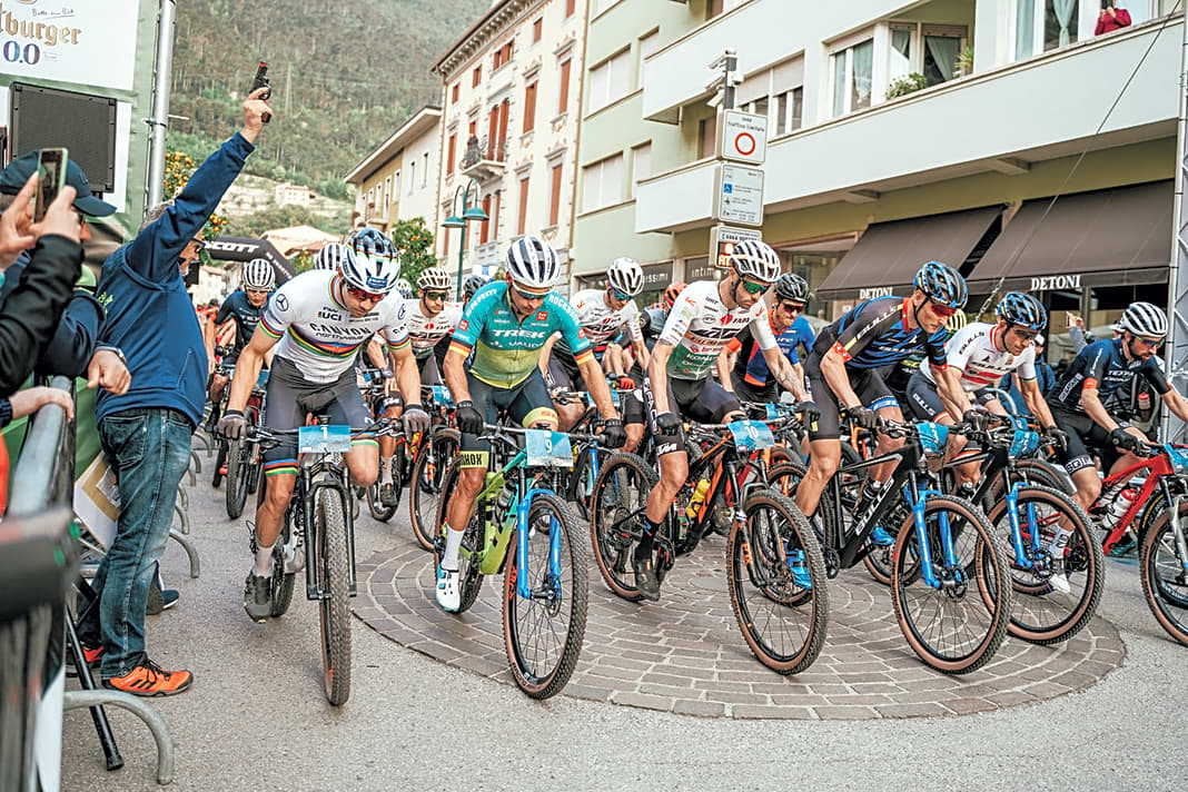Der Marathon im Rahmen des BIKE-Festivals am Gardasee eröffnet traditionell die Langstrecken-Saison. Das lassen sich auch Profis wie der 2021er Weltmeister Andi Seewald (li.) nicht entgehen.