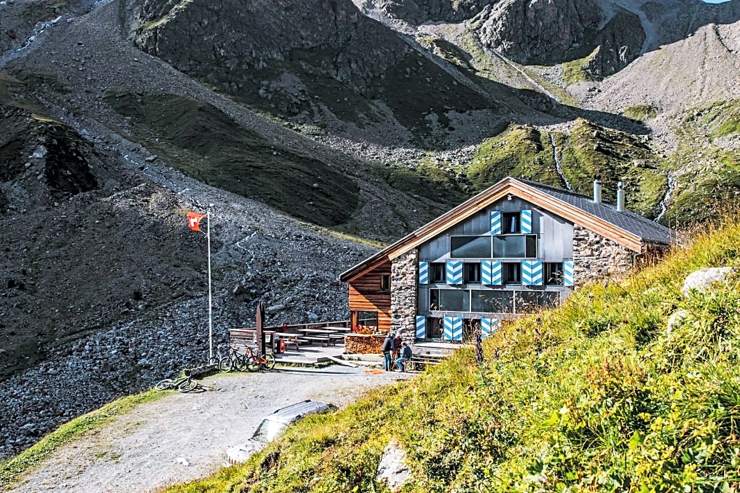 Die Tuoi ist als Winterhütte bekannt. Doch so langsam finden auch E-Mountainbiker den Weg hier hinauf.