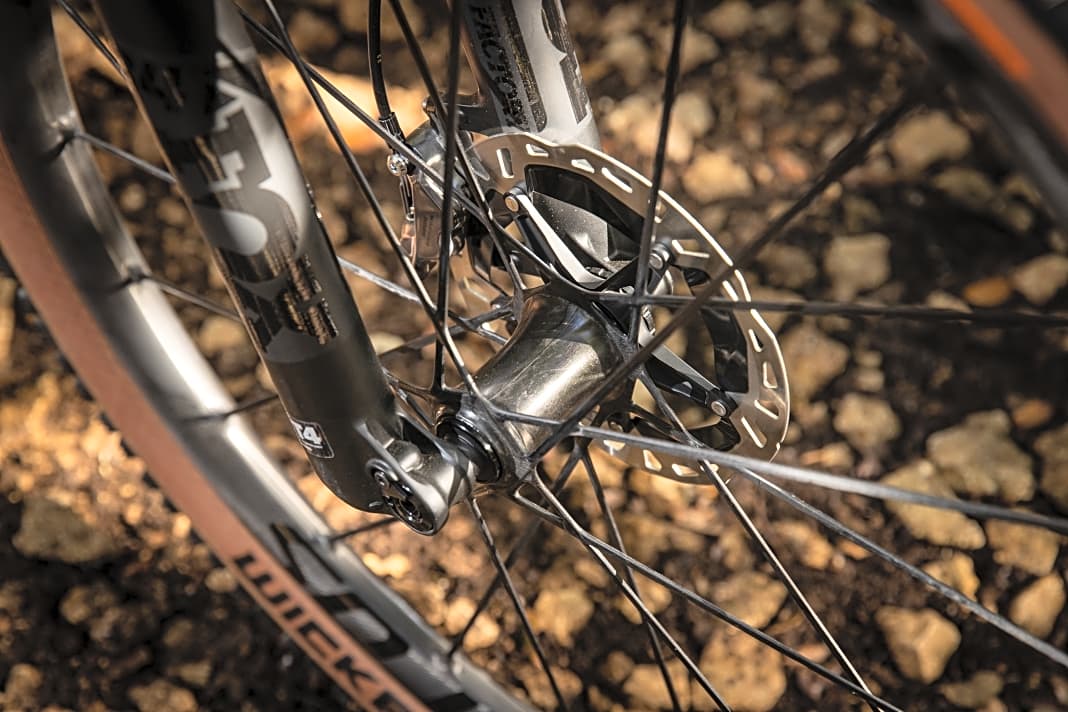 Superleicht und sündhaft teuer: Die Syncros-Laufräder im Topmodell. Nabenkörper, Speichen und Felgen sind zusammenhängend aus Carbon gefertigt. Reißt eine Speiche, ist das Laufrad hinüber.