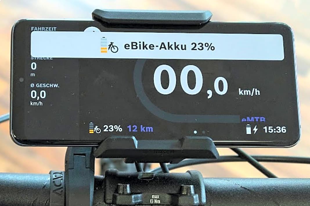 Bosch SmartphoneGrip: Das neue smarte System von Bosch kann statt mit dem Kiox-300-Display mit einem SmartphoneGrip kombiniert werden. Darin wird das Telefon im Querformat gehalten und drahtlos per Qi-Standard mit Strom versorgt. Für ältere, nicht Qi-kompatible Smartphone-Modelle gibt es passende Adapterkabel, um das Telefon mit dem E-Bike-Akku zu verbinden.