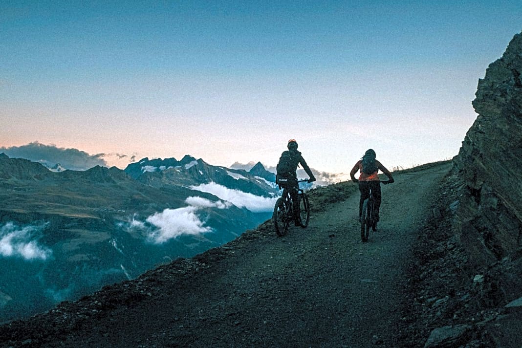 Spaltige Gletscherzungen, umstellt von Viertausendern.  4700 Höhenmeter auf 127 Kilometern. Für Genießer wäre die Stoneman-Route im Wallis eine Dreitages-Tour. Mindestens.  Als Tages-Tour wird sie zur Zitterpartie um jede Wattminute – und zum Rennen gegen das schwindende Tageslicht. 