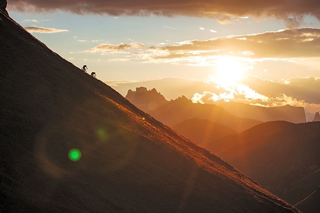 Steile, lange Auffahrten und noch längere Abfahrten – für Richie Schley sind die Dolomiten- Hänge ein perfektes E-MTB-Revier.