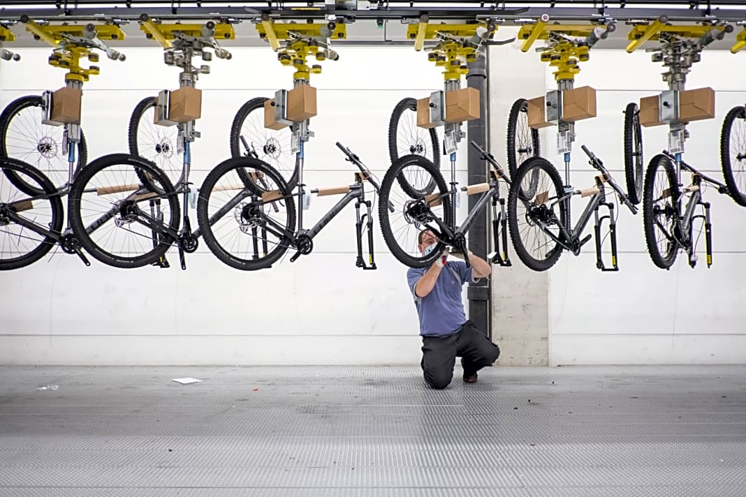Am Fließband: In den Montagehallen laufen die Fahrrad-Rohbauten fast unaufhaltsam weiter.