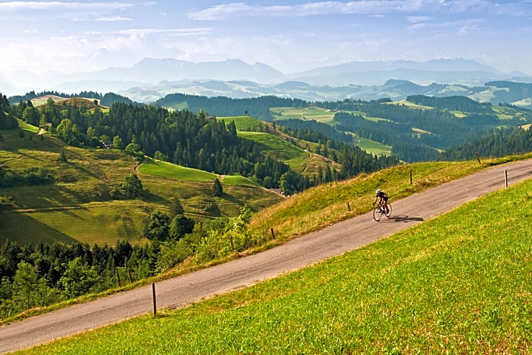 Hügel vor den Berner Alpen – die Lüderenalp (1.141 m) ist einer der schönsten Aussichtspunkte des Emmentals.