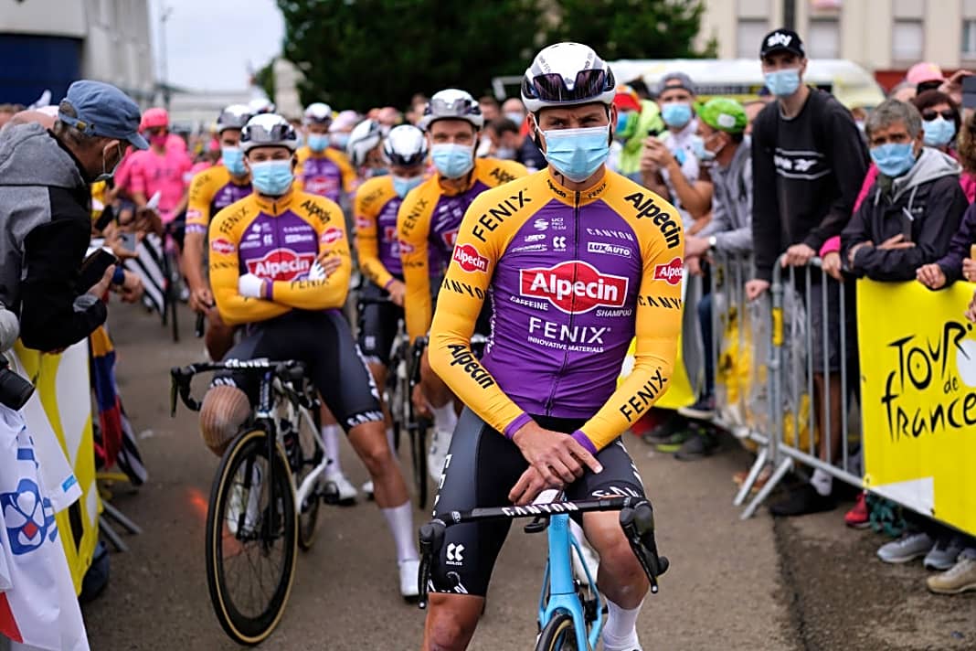 Angelehnt an das Trikot des Teams Mercier der 60er Jahre, ging Alpecin-Fenix bei der Auftaktetappe der Tour de France 2021 an den Start. Damit wird der französischen Radsportlegende Raymond Poulidor, dem Großvater Mathieu van der Poels, die Ehre erwiesen.