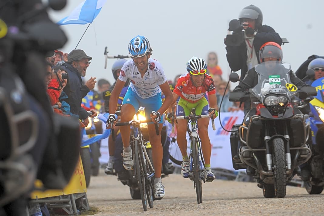Vuelta 2010: Auf der 17. Etappe erobert Nibali das Rote Trikot von Joaquin Rodriguez zurück und gibt es bis nach Madrid nicht mehr her. Am vorletzten Tag liefert sich der damals 25-Jährige im Aufstieg zum Bola del Mundo einen packenden Zweikampf mit Ezequiel Mosquera, dessen zweiter Gesamtrang später annulliert wird.