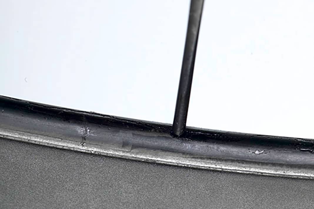 1. Nicht nur Rahmen und Gabel, auch Laufräder können unbemerkt schwerer werden, wenn Spritzwasser, bedingt durch die Zentrifugalkraft des sich drehenden Rades, an den Speichen entlang und an den Nippeln vorbei in die Felgenkammern läuft.