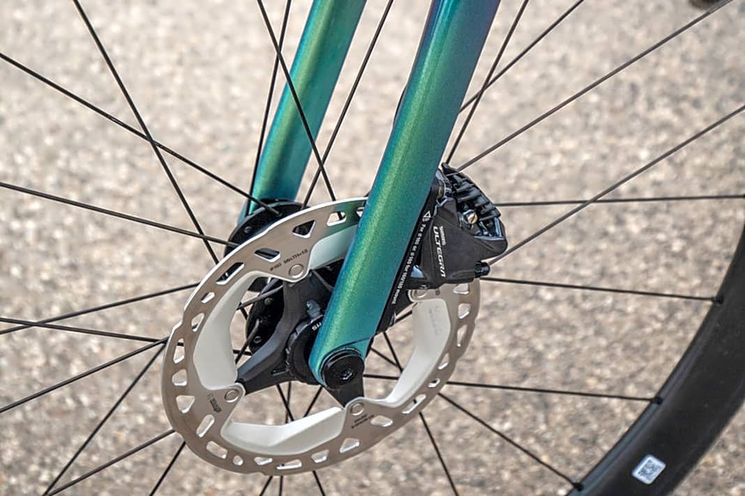 Die neue, leichte Gabel lässt genug Raum für 32 Millimeter breite (Tubeless-)Reifen