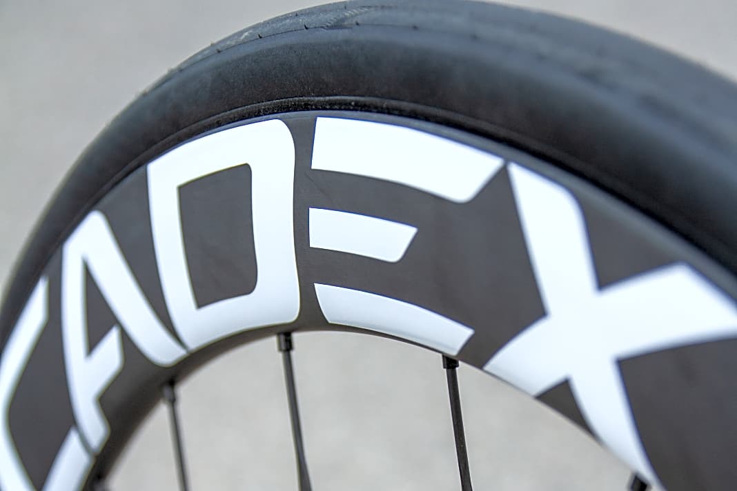 Die neuen Cadex-Carbonlaufräder mit Carbonspeichen sind 50 Millimeter hoch und sehr leicht.