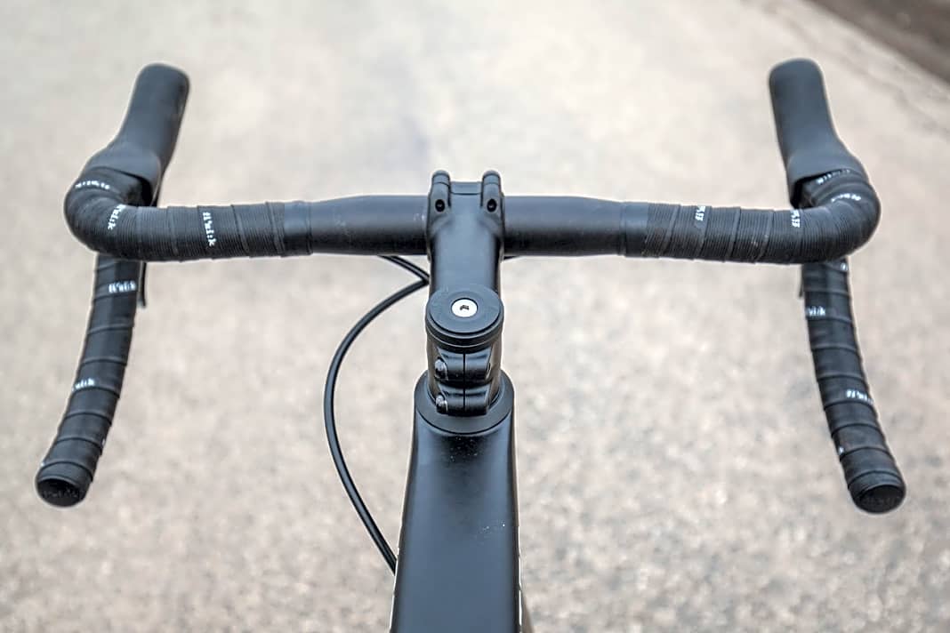 Der Lenkerdurchmesser an den Griffpositionen ist für ein Allroad-Bike relativ klein