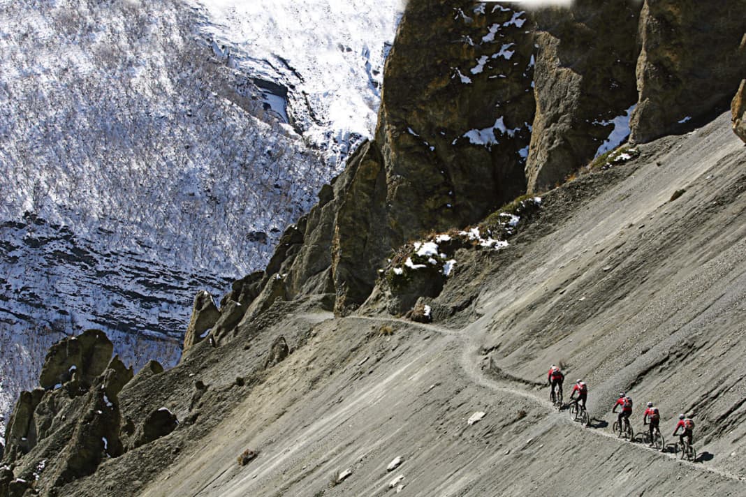1. Große Himalaya-Durchquerung: Die Tour fängt ganz harm­los an: Vom indischen Shimla kurbelt man durch tausendjährige Wälder. Das Hochtal Spiti mit seinen Klöstern fühlt sich auch noch nach Alpen an. Doch am neunten Tag wird die 4000er-Schallmauer durchbrochen. Dahinter warten sechs Pässe zwischen 4551 und 5650 Metern Höhe (Kardung-La) bis zum Zielort Leh. Insgesamt: 1200 km, 19000 hm in 19 Etappen. Infos: www.mountainbikereisen.ch