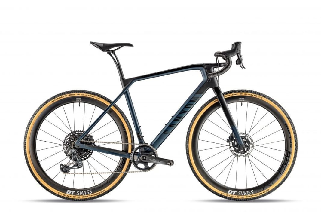 Canyon Grail CF SLX 8.0 ETAP

	Schaltwerk SRAM X01 Eagle AXS
	Kassette SRAM XG-1275 Eagle 10–50 12s
	Bremsen SRAM Force eTap AXS
	Laufradsatz DT Swiss GRC1400 SPLINE
	Reifen Schwalbe G-One Bite 40 mm
	Cockpit Canyon CP07 Gravelcockpit CF
	Sattel Fizik Aliante R5
	Sattelstütze Canyon S15 VCLS 2.0 CF
	Preis 4.899 €
	Gewicht 8,3 kg (Herstellerangabe)