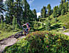 Alp-Champatsch-Runde: Kurz hinter  dem Lai da Juata schlägt der Trail Haken, in die man sich so richtig schön reinlegen kann.