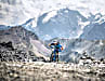 Nicht nur die dünne Luft ist atemraubend: Das Panorama vom Gipfel des 3033 Meter hohen Piz Umbrail haut Biker um. Hauptdarsteller der Szenerie: König Ortler. Im Vordergrund kämpft Andi Wittmann mit den letzten Uphill-Höhenmetern.
