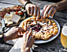  "Strauben" nennt sich die Südtiroler Mehlspeise, die (nicht nur) auf der Cisloner Alm hervorragend schmeckt. Eine weitere, lohnenswerte Einkehr auf der Runde durch den Trudner Naturpark wäre der für seine Schlutzkrapfen berühmte Buschenschank Lexnhof und in Neumarkt die Gelateria Arlecchino.