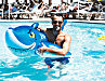 Richie Schley, nicht der beste Schwimmer, fand einen kleinen Freund, an den er sich wäh-rend der Pool-Party im Ace Hotel von Palm Springs klammerte.