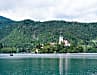Liebreiz pur: Das Städtchen Bled am Bleder See ist bei Touristen aus aller Welt beliebt. Offiziell startet der Slovenia Loop in der Hauptstadt Ljubljana, doch wenn man von Deutschland aus anreist, bietet sich Bled an. Der Ort liegt nur wenige Kilometer hinter der Grenze zu Österreich.
